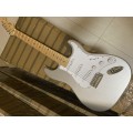 Send in 3 days stratocaste-r custom body 6 string Maple fingerboard Electric Guitar in stock